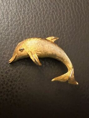 Vintage Brushed Gold Tone Smiling Dolphin Brooch Pin